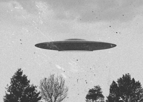 Ufo flying over trees u71164p 600x429 - Ufo flying over trees - tegory