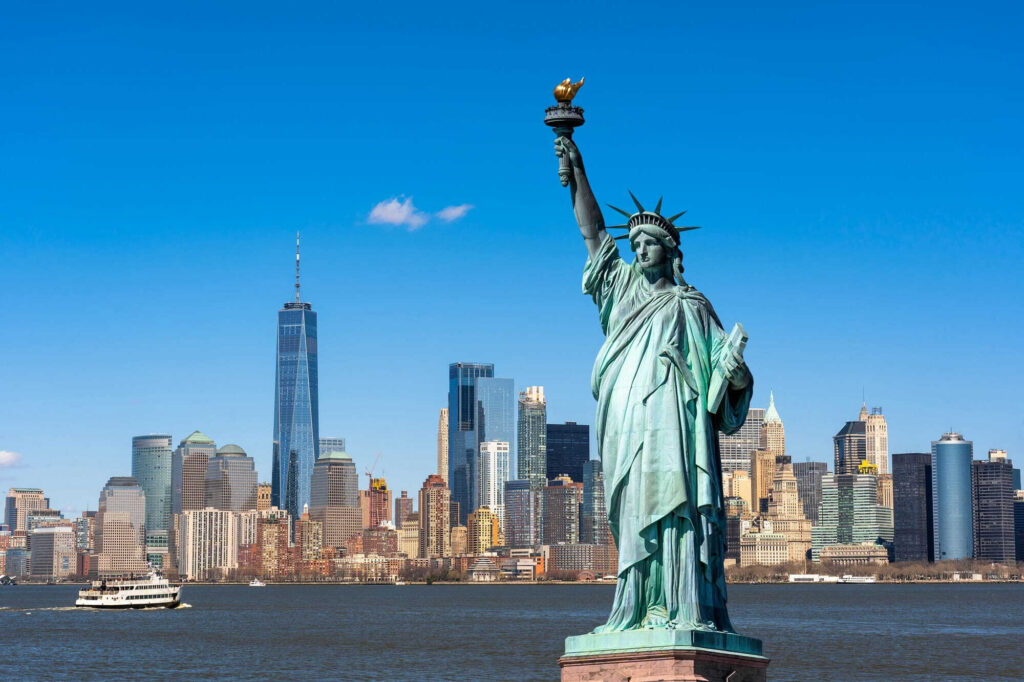 Statue of liberty with a city in the background u58760p 1024x682 - Statue of liberty with a city in the background - tegory