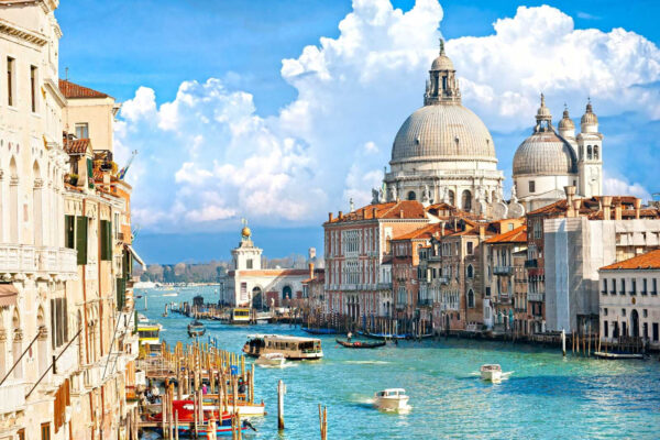 Water way with boats and buildings in the background u58103p 600x400 - Water way with boats and buildings in the background - tegory