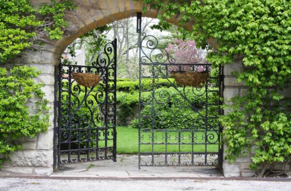 Gate with a stone arch and a green lawn u53418p 600x393 - Gate with a stone arch and a green lawn - tegory