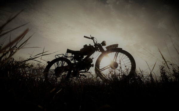 Motorcycle in a field u02601p 600x375 - Motorcycle in a field - tegory