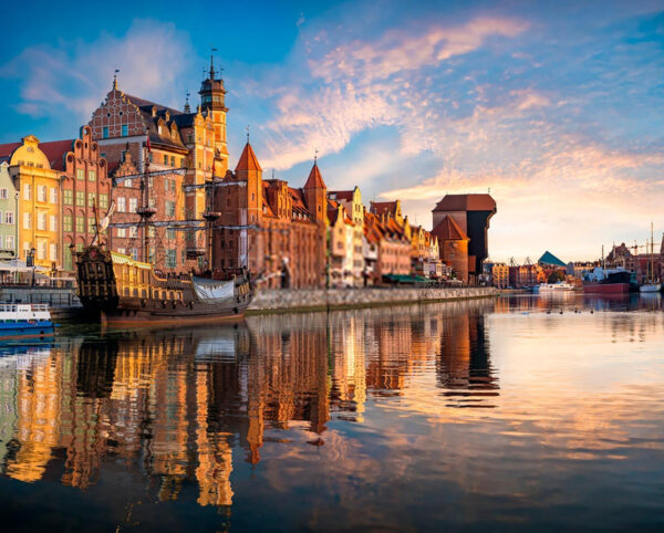 Body of water with buildings and boats in it u19573p 600x482 - Body of water with buildings and boats in it - tegory