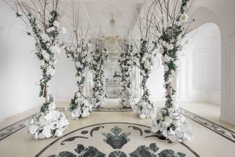 u56188p 900x600 - Group of white flowers in a room - tegory