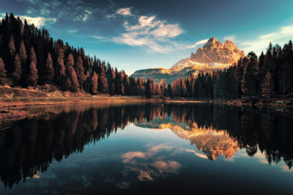 Lake surrounded by trees and mountains u79819p 600x400 - Lake surrounded by trees and mountains - tegory